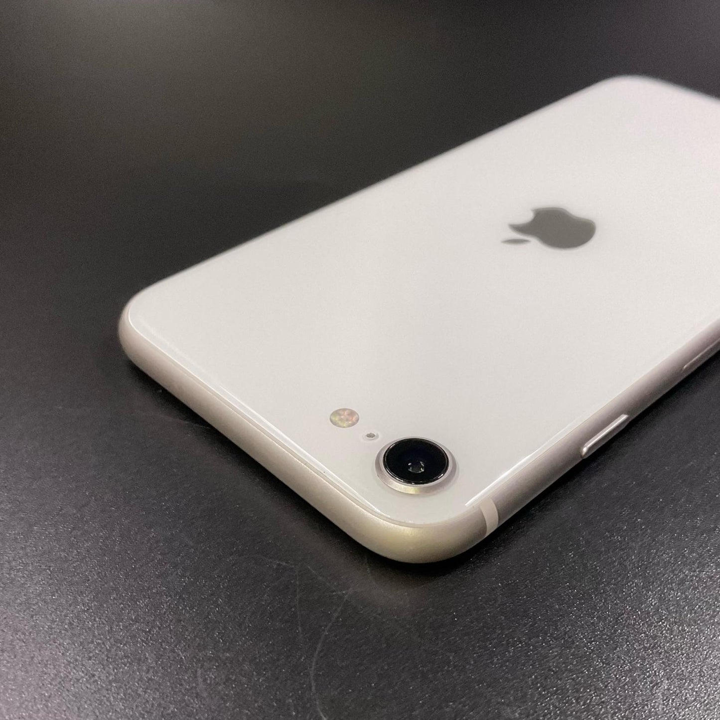 【全額返金保証】【最速発送】Apple iPhone iPhone SE（第3世代） 64GB スターライト au 白ロム 動作確認済 83%