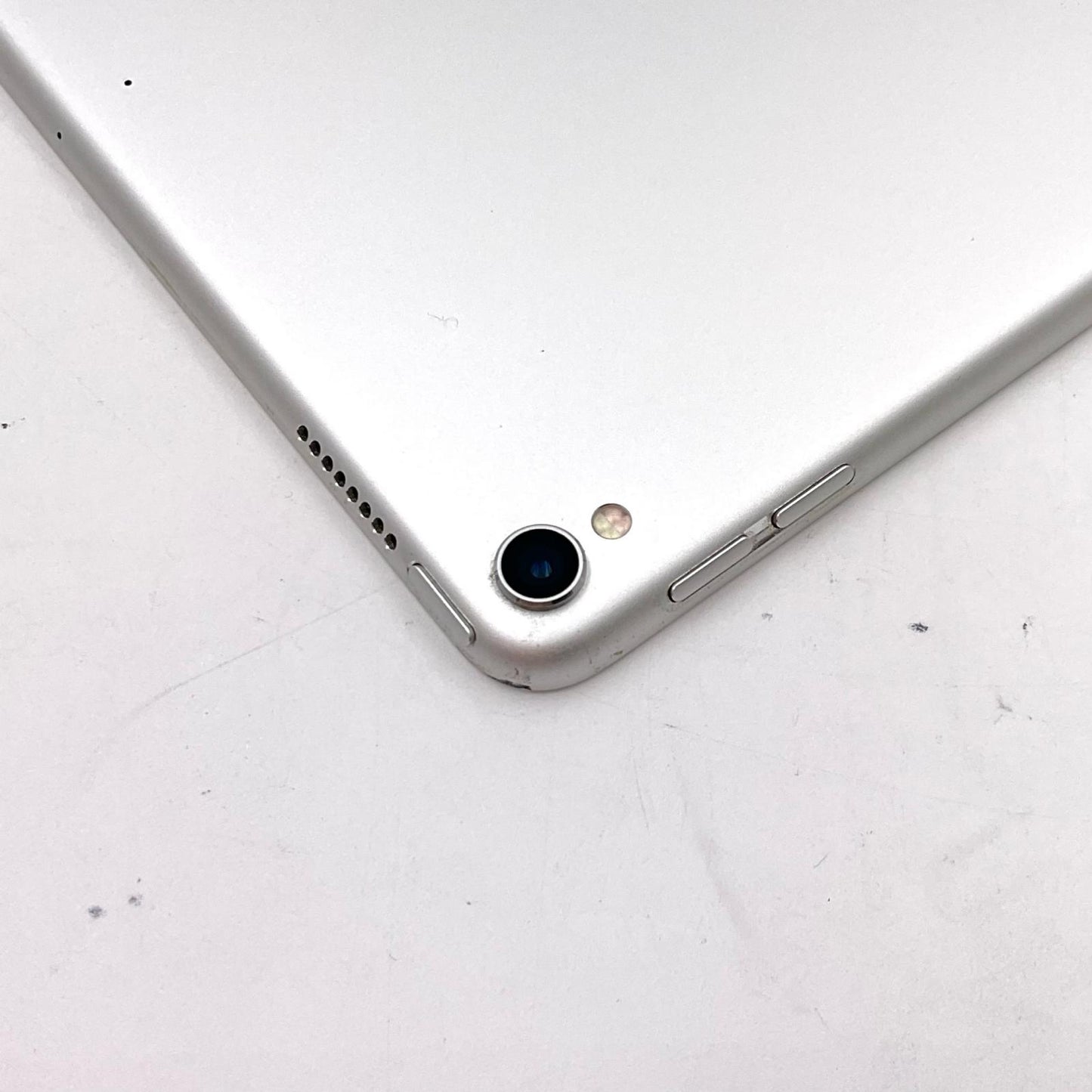 【全額返金保証】【最速発送】Apple iPad Pro 10.5インチ 64GB シルバー Wi-Fi 動作確認済
