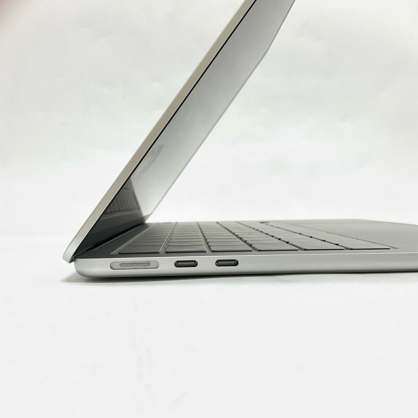 【全額返金保証】【最速発送】Apple MacBook Air 13.6インチ 2022 Apple M2 8GB SSD 256GB シルバー 97% 超美品 動作確認済