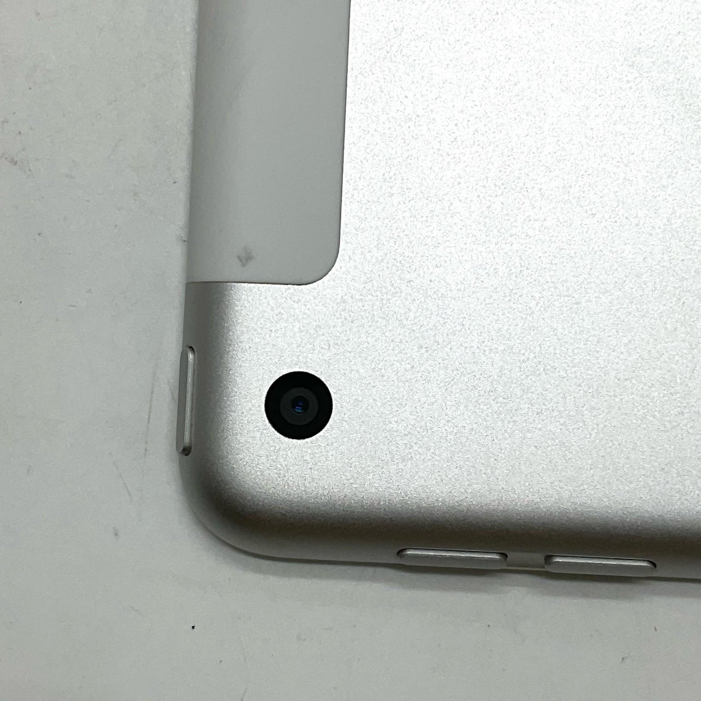 【全額返金保証】【最速発送】Apple iPad iPad 10.2インチ 第9世代 256GB シルバー WiFi+Cellular docomo 白ロム 動作確認済