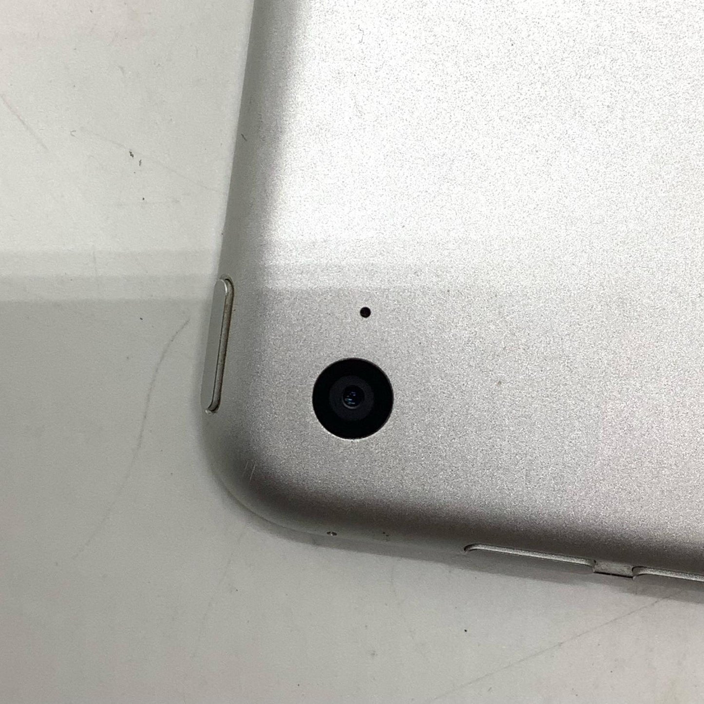 【全額返金保証】【最速発送】Apple iPad mini 7.9インチ 第4世代 128GB シルバー Wi-Fi 動作確認済