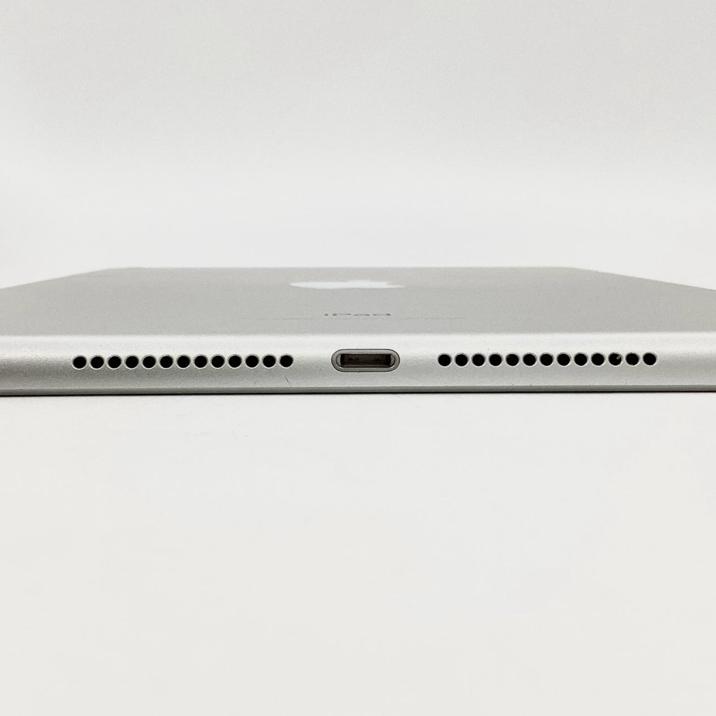 【全額返金保証】【最速発送】Apple iPad iPad 9.7インチ 第5世代 32GB シルバー Wi-Fi 動作確認済