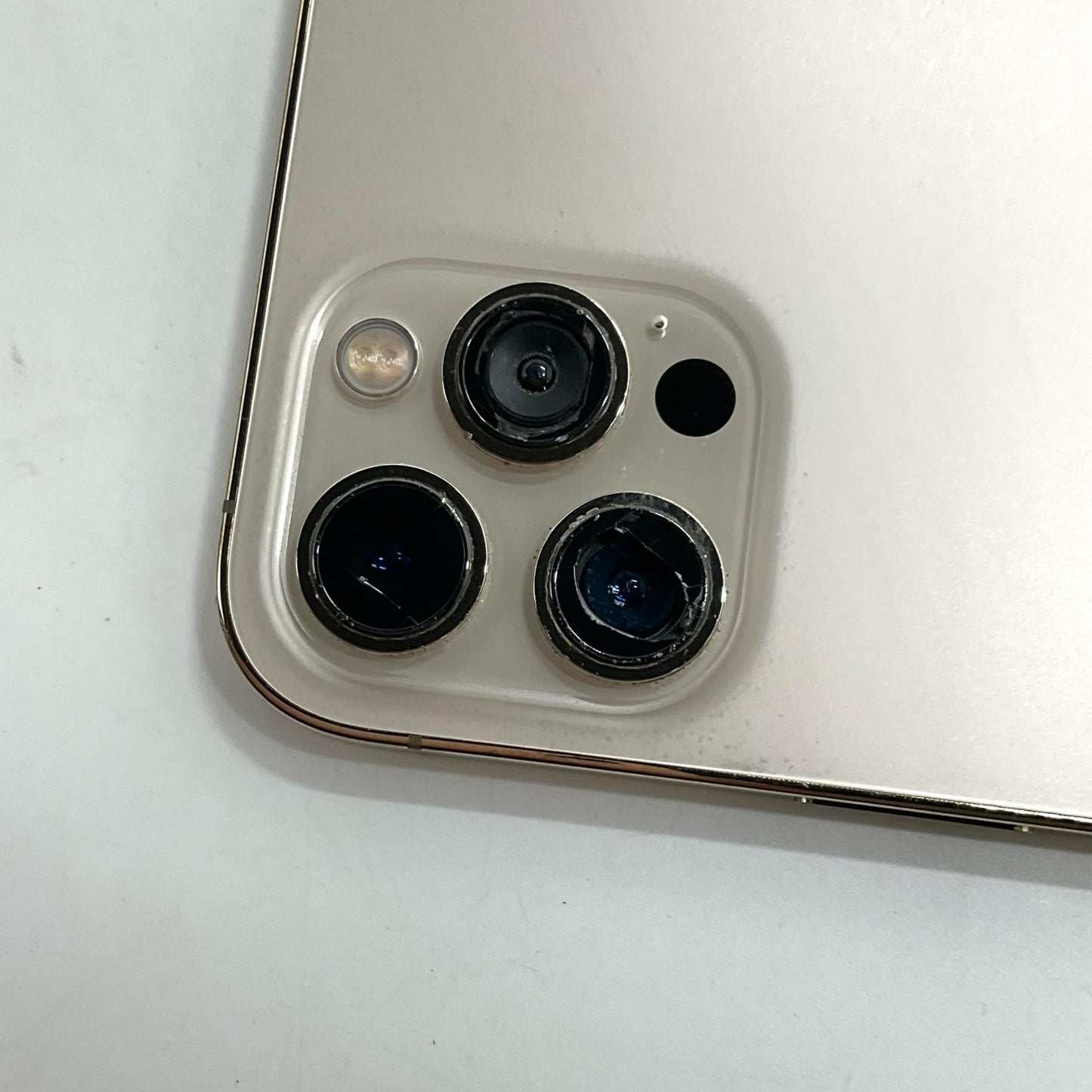 【最速発送】Apple iPhone iPhone 12 Pro Max 256GB ゴールド docomo 白ロム【難有】 74%