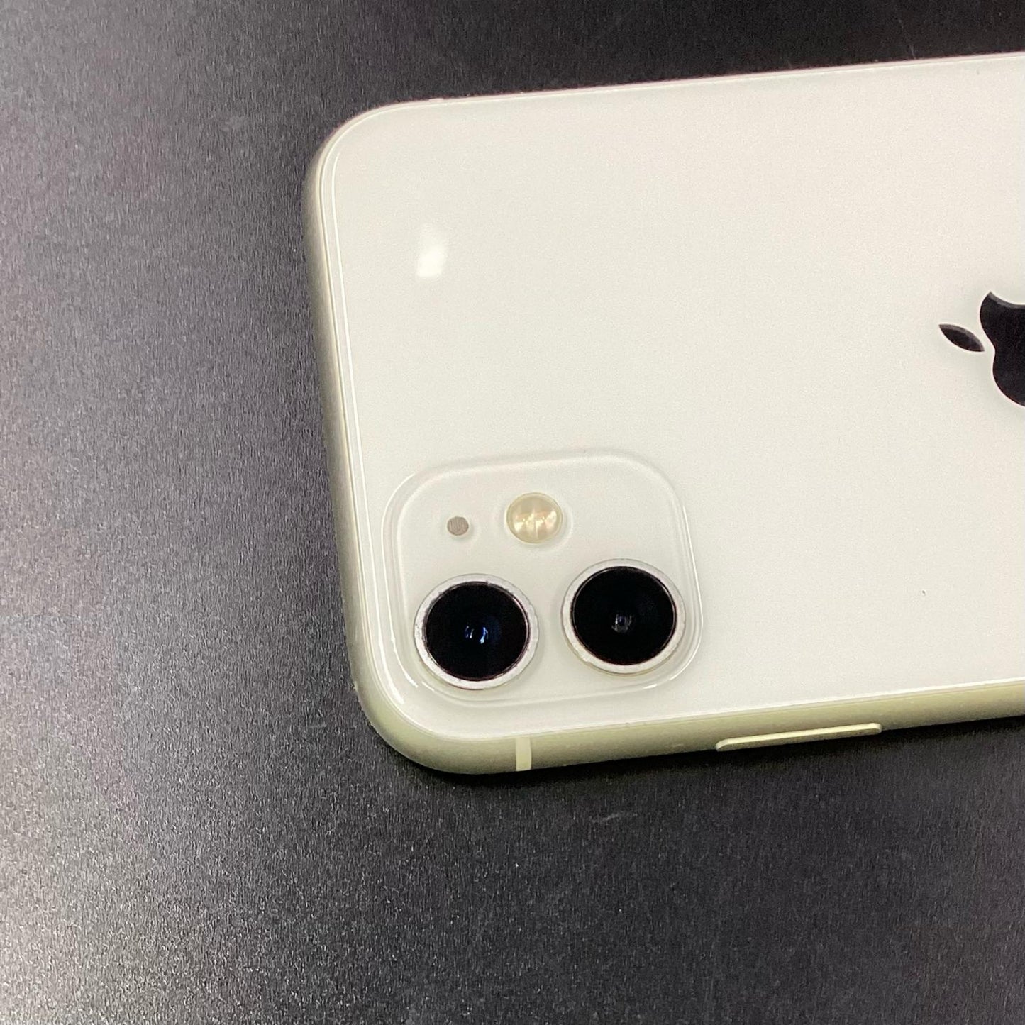 【全額返金保証】【最速発送】Apple iPhone iPhone 11 128GB ホワイト au 白ロム 動作確認済 87%