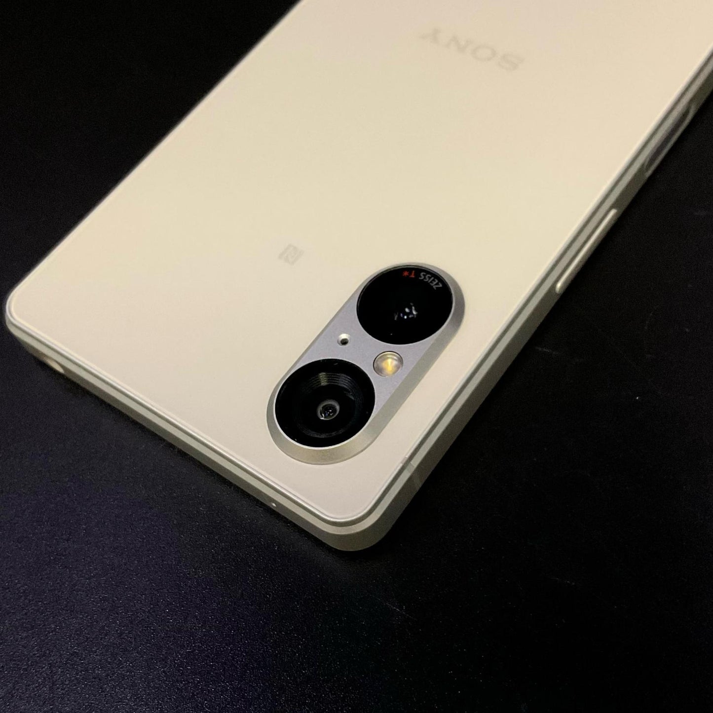 【全額返金保証】【最速発送】Sony Xperia 5 V 256GB プラチナシルバー SIMフリー XQ-DE44 白ロム 美品 動作確認済