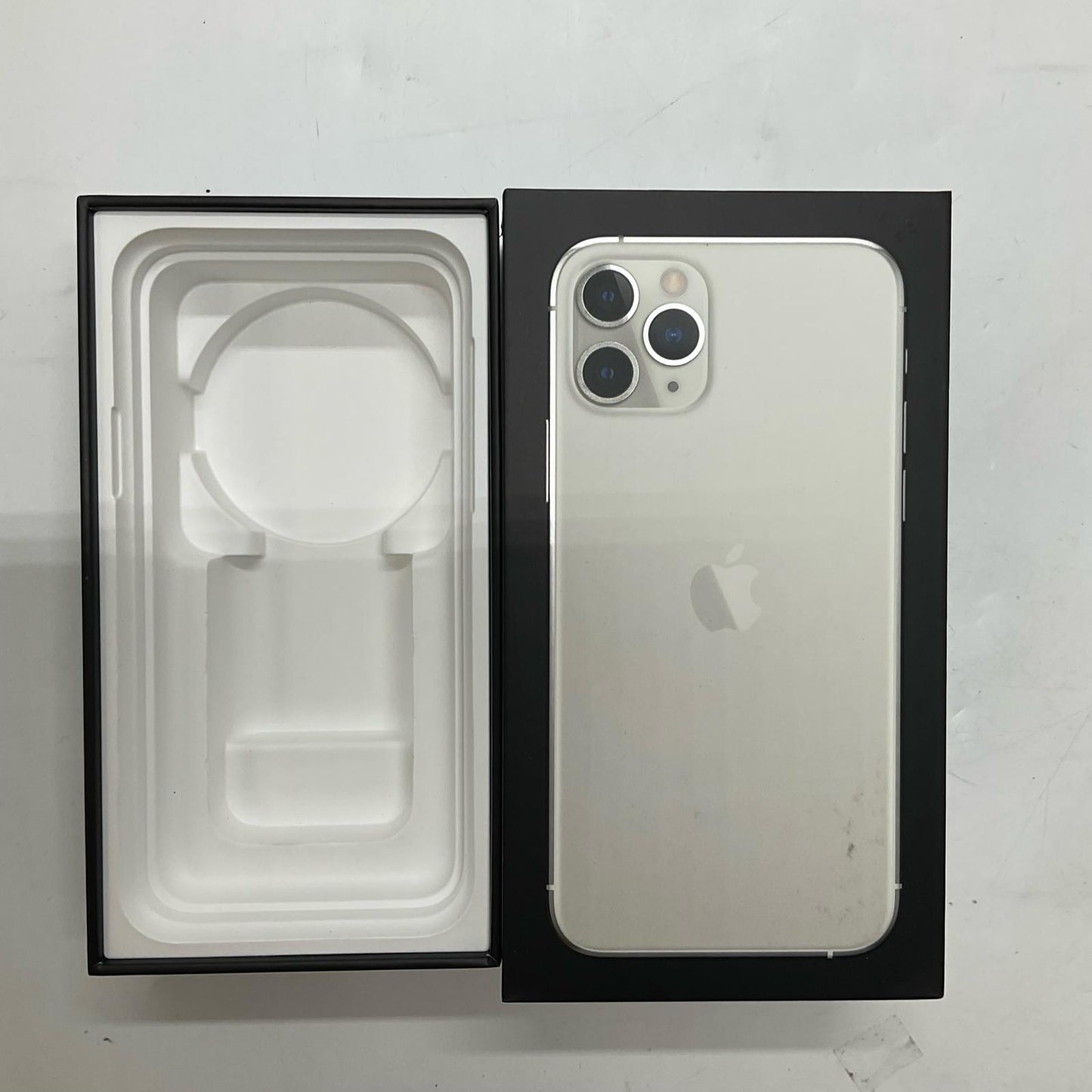 【全額返金保証】【最速発送】Apple iPhone iPhone 11 Pro 256GB シルバー au 白ロム 動作確認済 73%