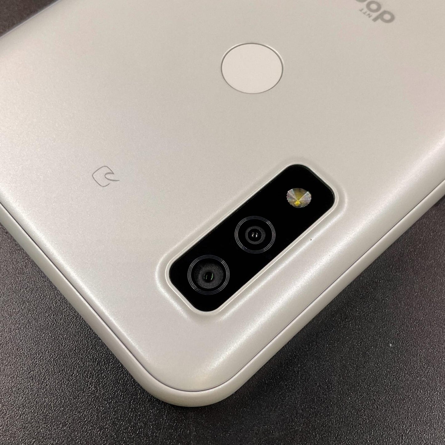 【全額返金保証】【最速発送】富士通 arrows 64GB ホワイト docomo F-51B 白ロム 動作確認済