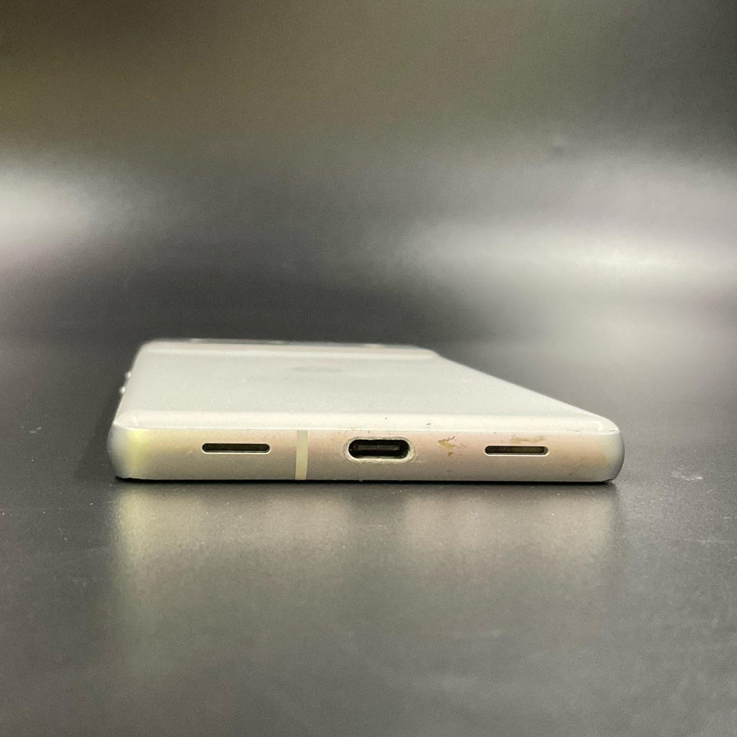 【最速発送】Google Pixel 7a 128GB スノー docomo G82U8 白ロム【難有】