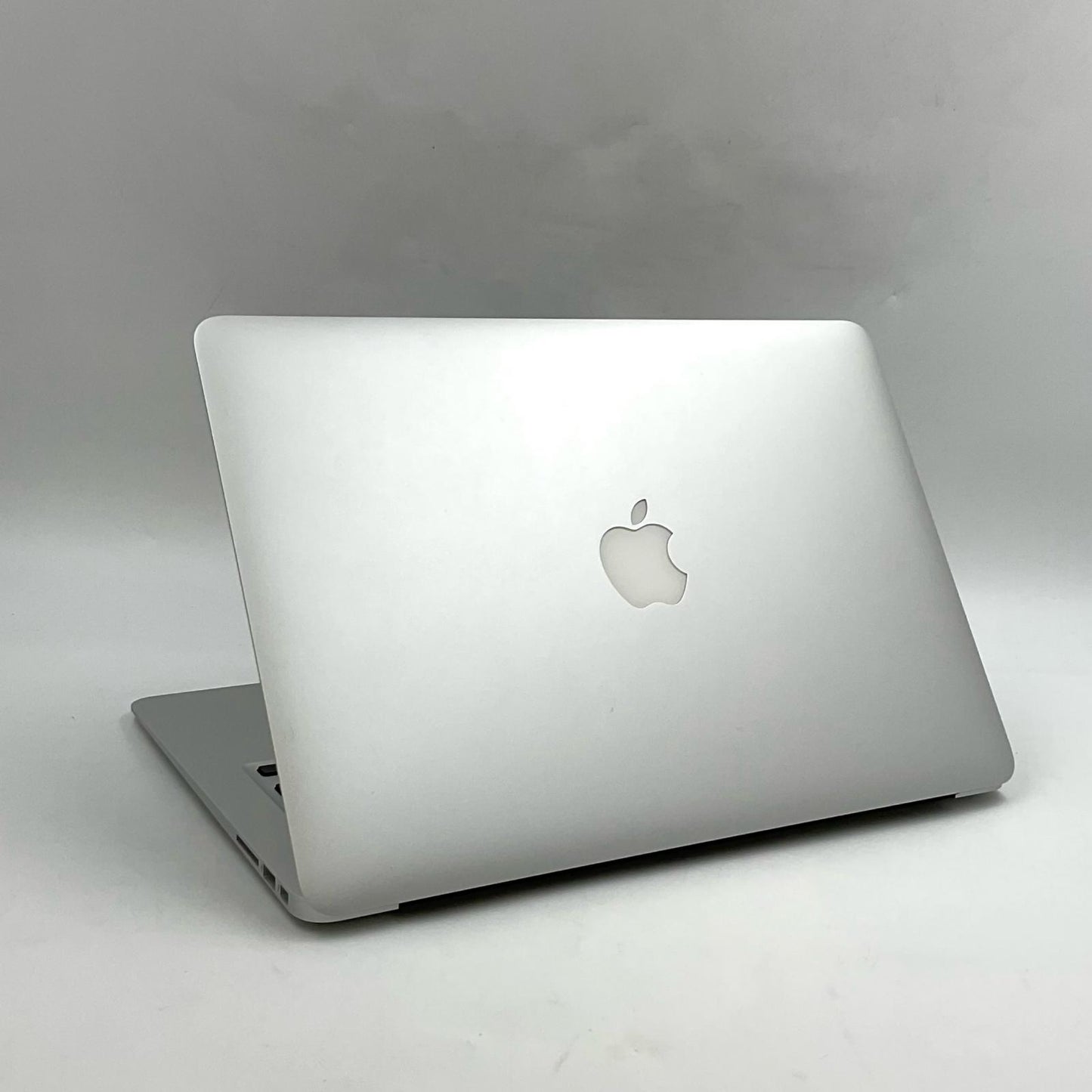 【全額返金保証】【最速発送】Apple MacBook Air 13インチ 2017 i5 デュアルコア 1.8GHz 8GB 128GB シルバー 86.5% 美品 動作確認済