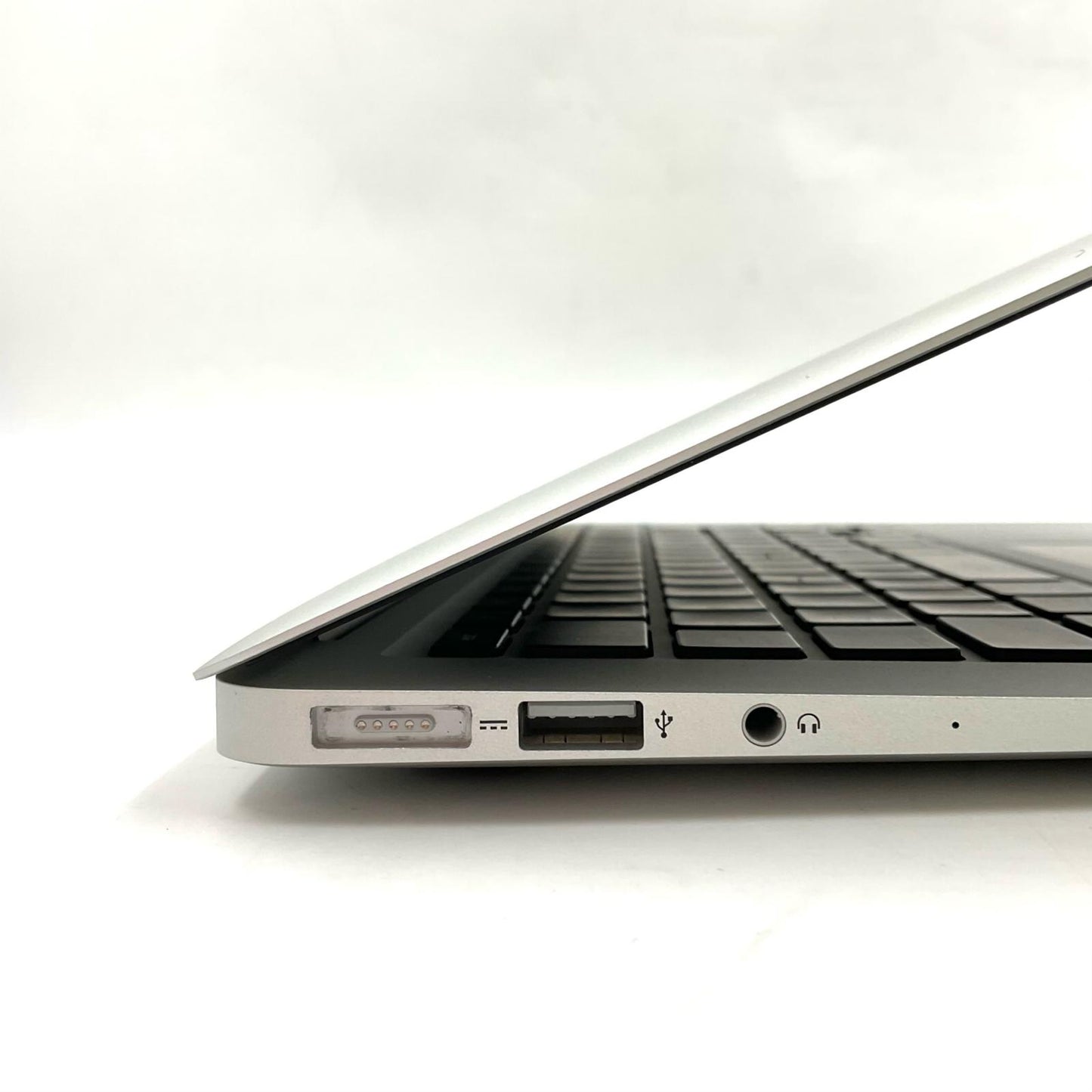 【全額返金保証】【最速発送】Apple MacBook Air 13インチ 2017 i5 デュアルコア 1.8GHz 8GB 128GB シルバー 86.5% 美品 動作確認済