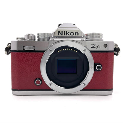 【全額返金保証】【最速発送】Nikon デジタル一眼 Z fc 28mm f/2.8 Special Edition キット シルバー（エクステリア張替済：クリムゾンレッド） 美品 動作確認済