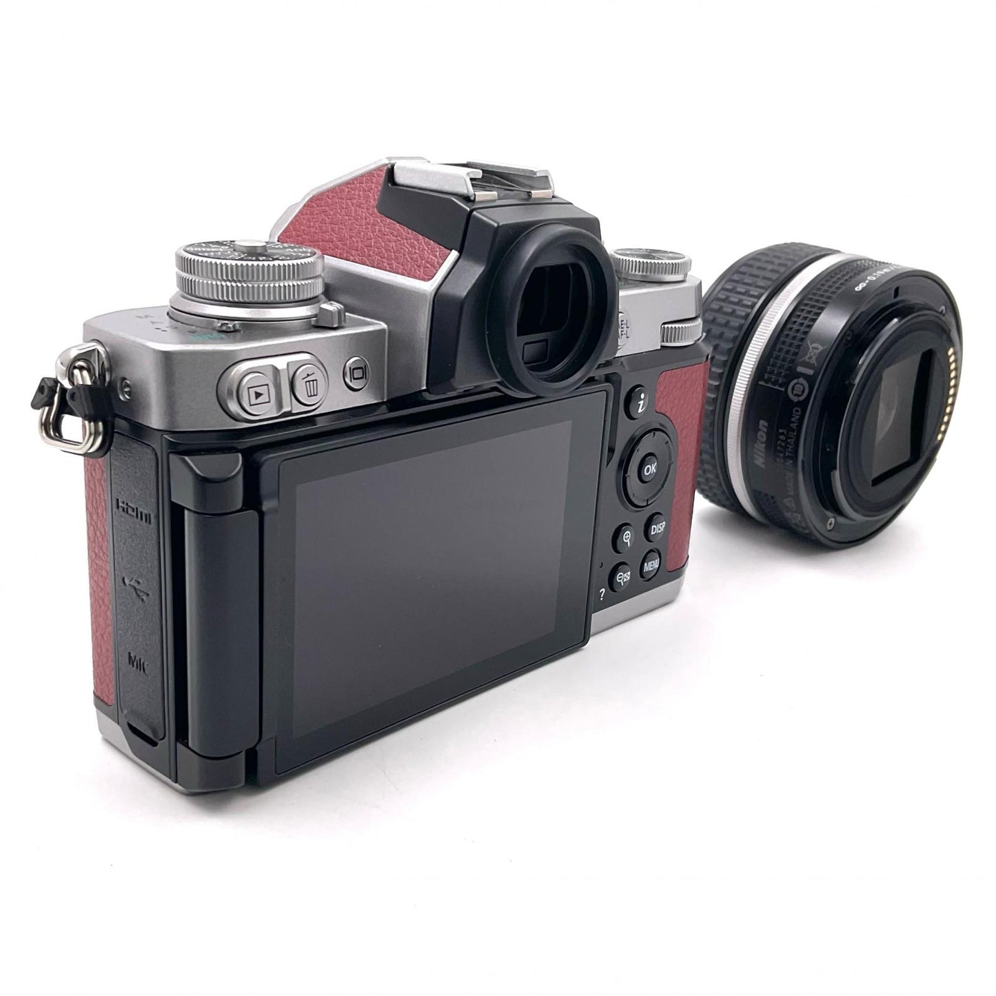 【全額返金保証】【最速発送】Nikon デジタル一眼 Z fc 28mm f/2.8 Special Edition キット シルバー（エクステリア張替済：クリムゾンレッド） 美品 動作確認済