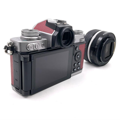 【全額返金保証】【最速発送】Nikon デジタル一眼 Z fc 28mm f/2.8 Special Edition キット シルバー（エクステリア張替済：クリムゾンレッド） 美品 動作確認済