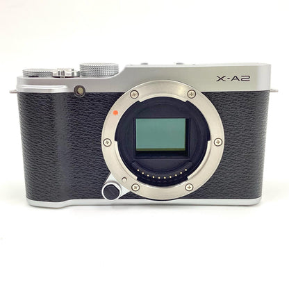 【全額返金保証】【最速発送】FUJIFILM デジタル一眼 X-A2 ボディ シルバー 動作確認済