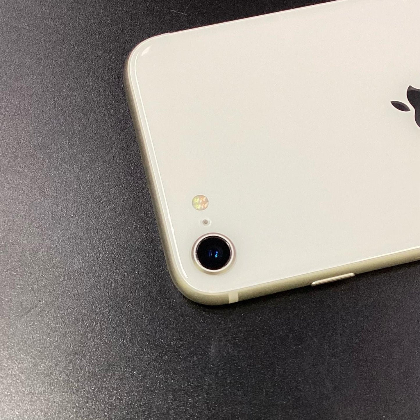 【全額返金保証】【最速発送】Apple iPhone iPhone SE（第3世代） 64GB スターライト Softbank 動作確認済 77%