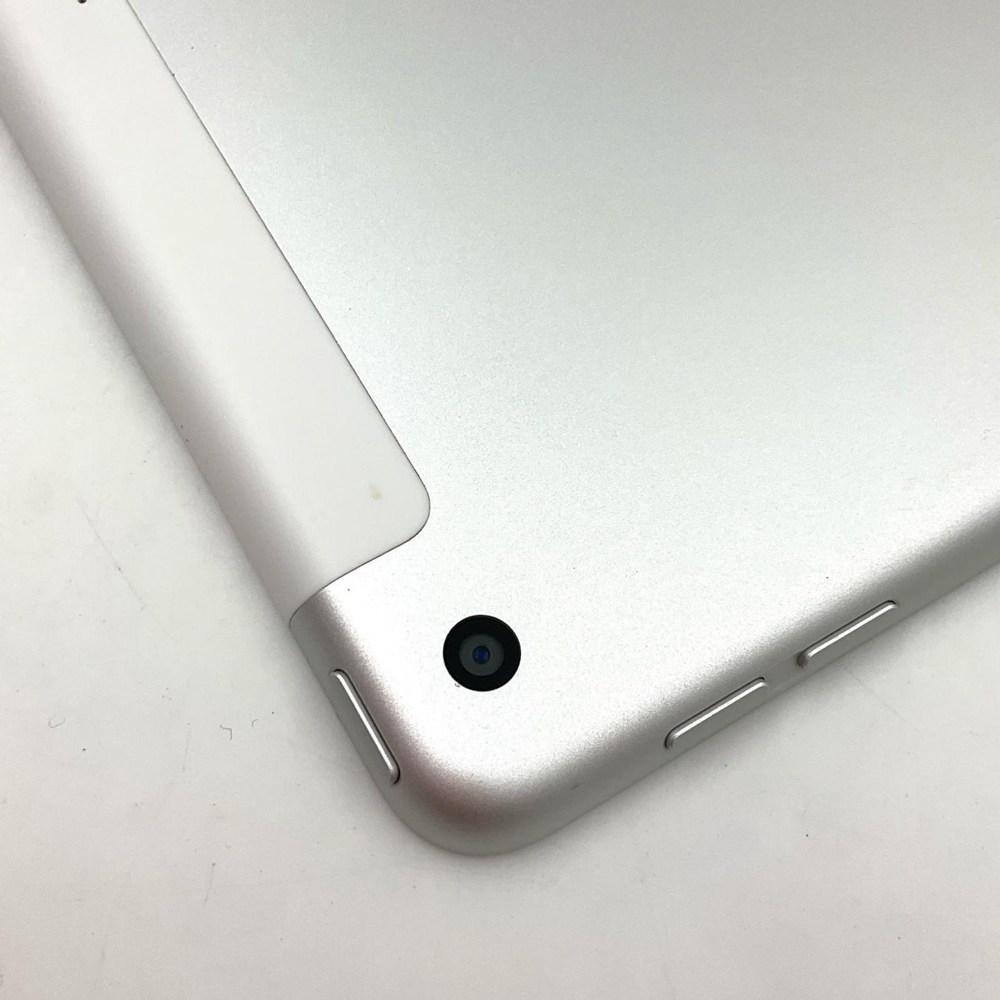 【全額返金保証】【最速発送】Apple iPad iPad 10.2インチ 第8世代 32GB シルバー WiFi+Cellular Softbank 白ロム 動作確認済