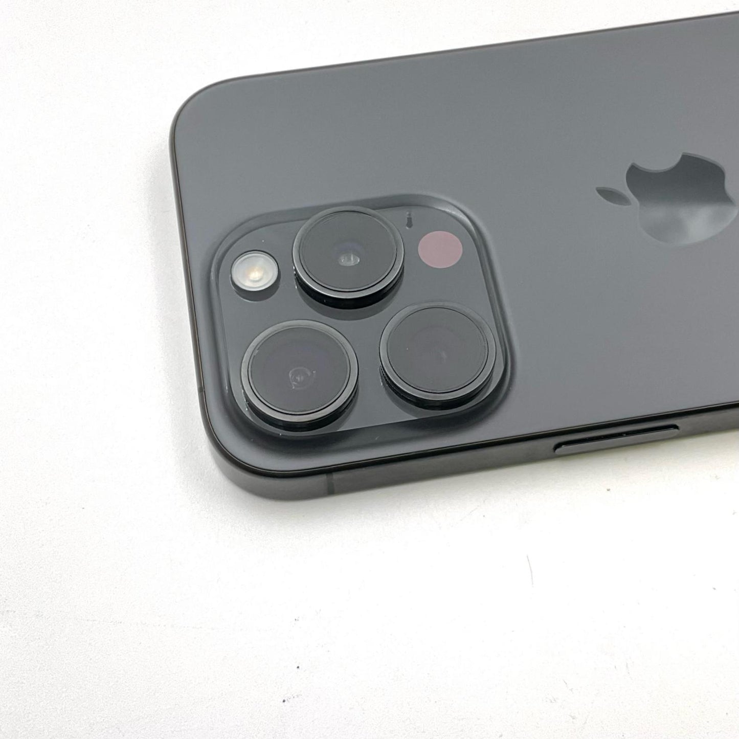 【全額返金保証】【最速発送】Apple iPhone iPhone 15 Pro 256GB ブラックチタニウム docomo 白ロム 美品 動作確認済 87%