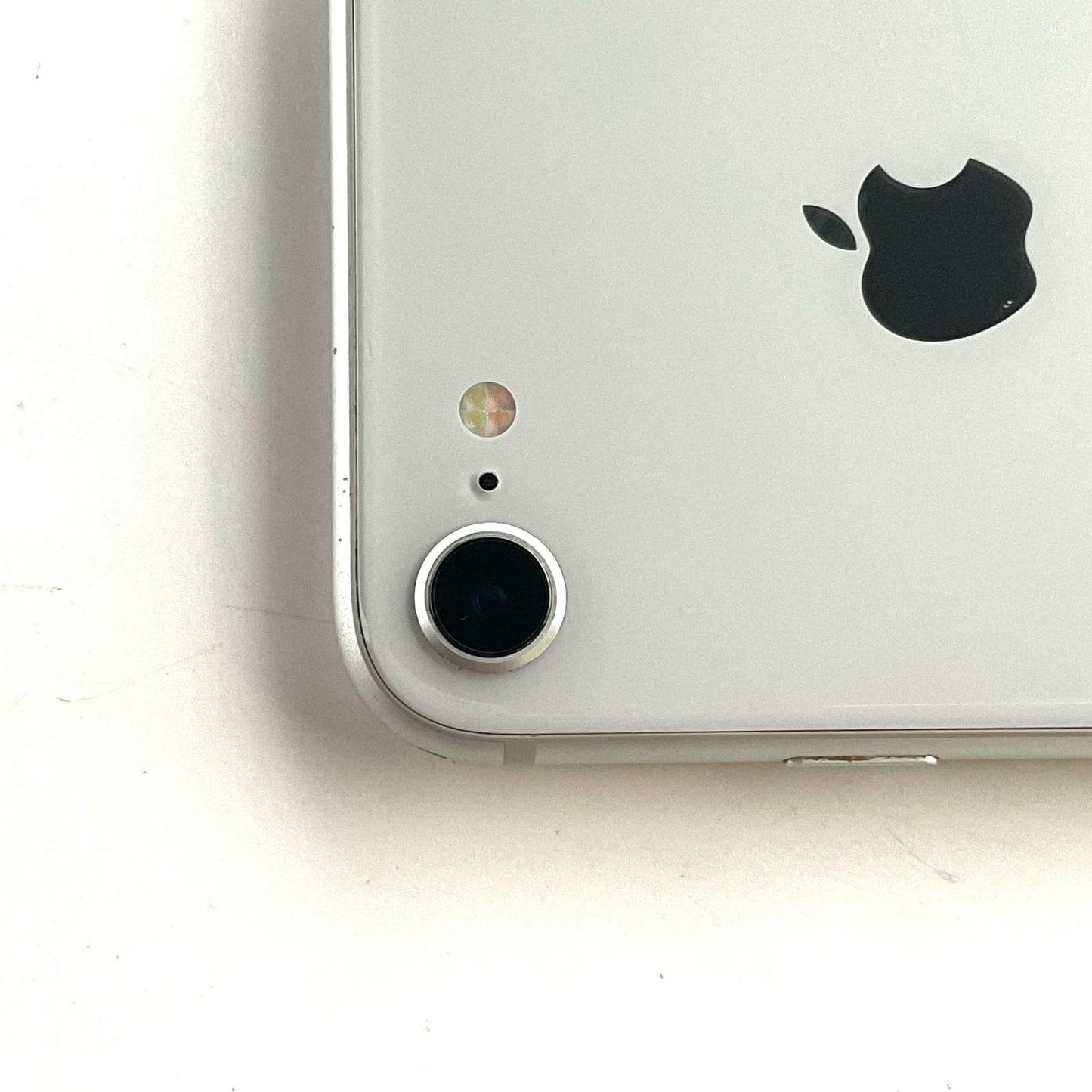 【最速発送】Apple iPhone iPhone 8 64GB シルバー docomo 白ロム【難有】 77%