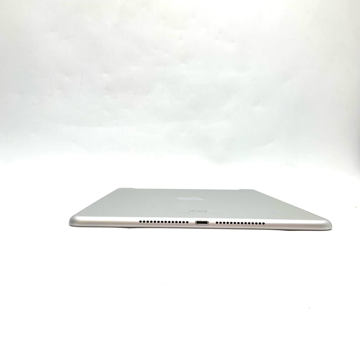 【全額返金保証】【最速発送】Apple iPad Air 9.7インチ 第2世代 16GB シルバー WiFi+Cellular au 白ロム 美品 動作確認済