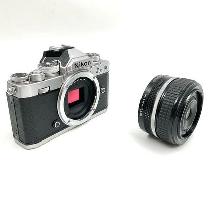 【全額返金保証】【最速発送】Nikon デジタル一眼 Z fc 28mm f/2.8 Special Edition キット シルバー 美品 動作確認済