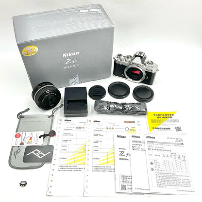 【全額返金保証】【最速発送】Nikon デジタル一眼 Z fc 28mm f/2.8 Special Edition キット シルバー 美品 動作確認済