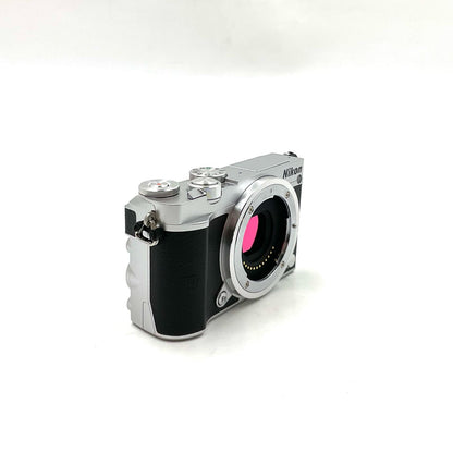 【全額返金保証】【最速発送】Nikon デジタル一眼 Nikon 1 J5 ボディ シルバー 動作確認済