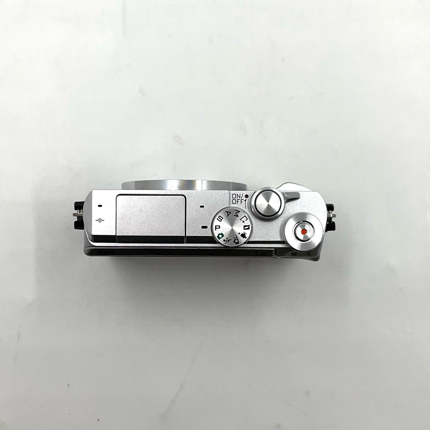 【全額返金保証】【最速発送】Nikon デジタル一眼 Nikon 1 J5 ボディ シルバー 動作確認済