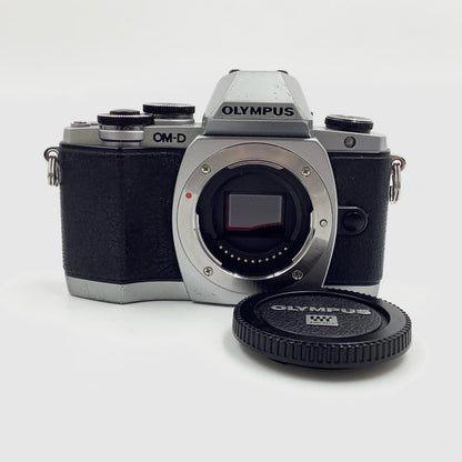 【最速発送】OLYMPUS デジタル一眼 OLYMPUS OM-D E-M10 ボディ [シルバー] シルバー【難有】