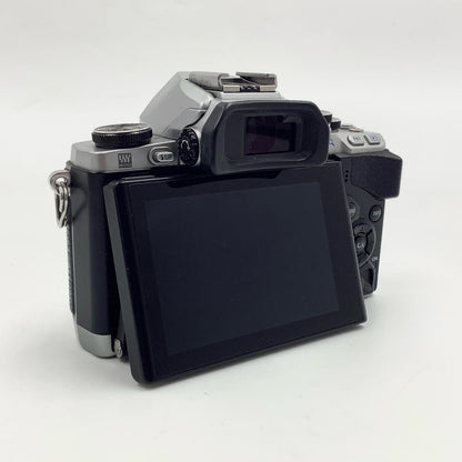 【最速発送】OLYMPUS デジタル一眼 OLYMPUS OM-D E-M10 ボディ [シルバー] シルバー【難有】
