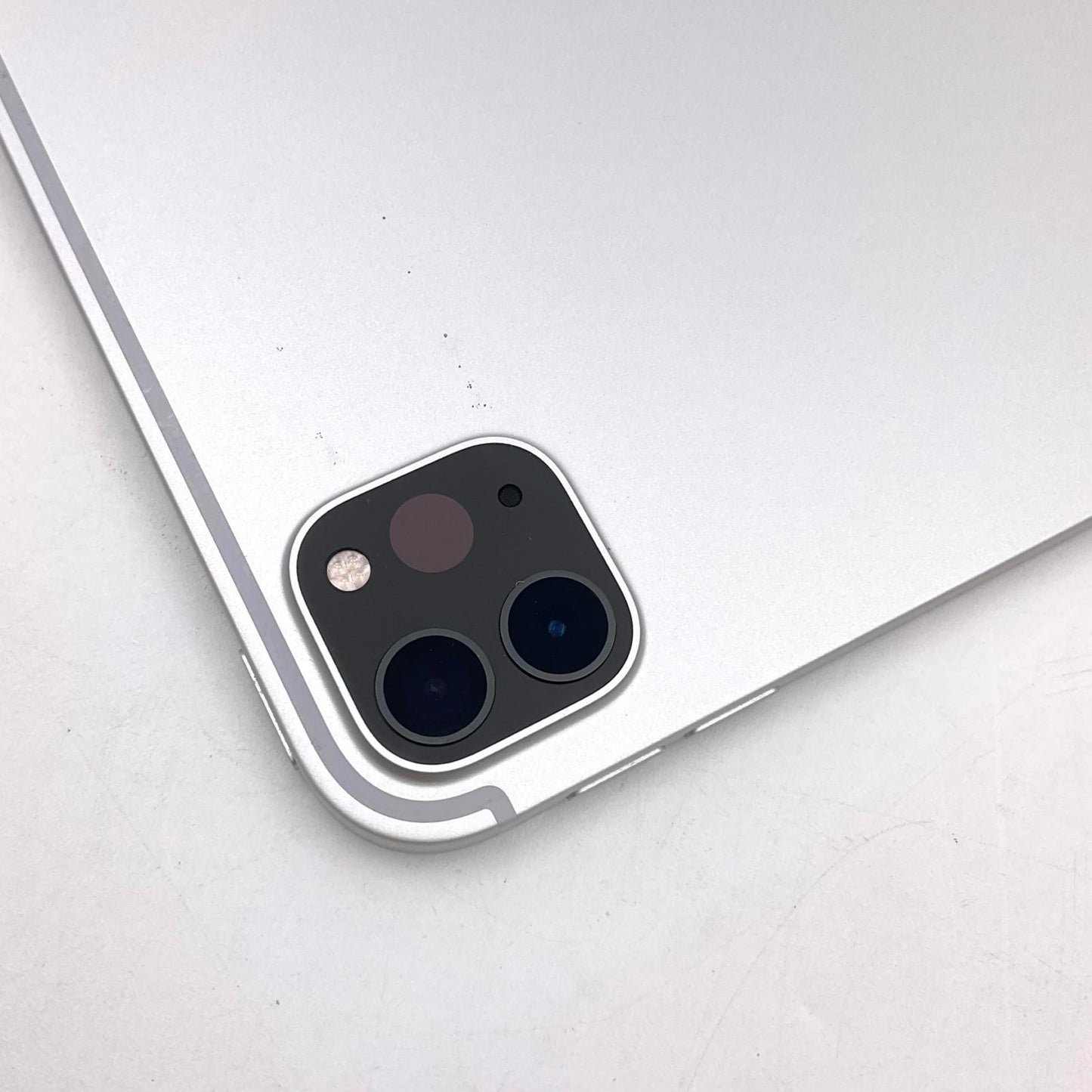 【全額返金保証】【最速発送】Apple iPad Pro 11インチ 第2世代 256GB シルバー WiFi+Cellular au 白ロム 美品 動作確認済