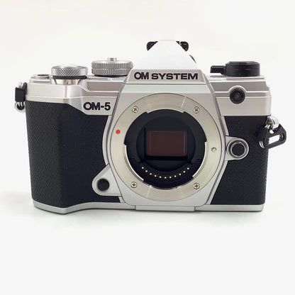 【全額返金保証】【最速発送】OM SYSTEM デジタル一眼 OM-5 ボディ シルバー 美品 動作確認済