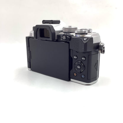 【全額返金保証】【最速発送】OM SYSTEM デジタル一眼 OM-5 ボディ シルバー 美品 動作確認済
