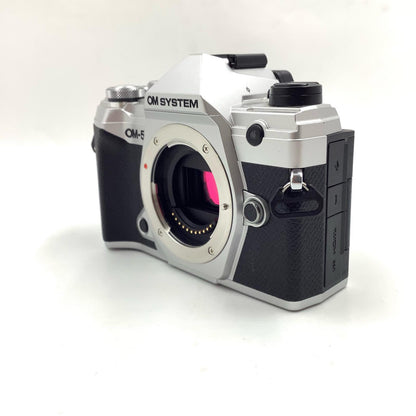 【全額返金保証】【最速発送】OM SYSTEM デジタル一眼 OM-5 ボディ シルバー 美品 動作確認済