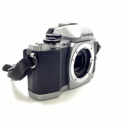 【全額返金保証】【最速発送】OLYMPUS デジタル一眼 OM-D E-M10 ボディ シルバー 動作確認済