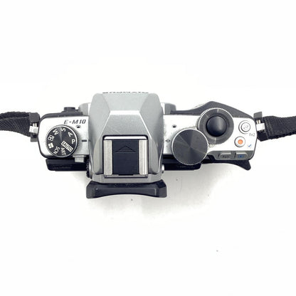 【全額返金保証】【最速発送】OLYMPUS デジタル一眼 OM-D E-M10 ボディ シルバー 動作確認済