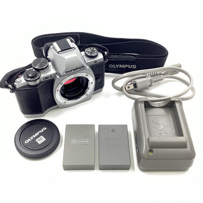 【全額返金保証】【最速発送】OLYMPUS デジタル一眼 OM-D E-M10 ボディ シルバー 動作確認済