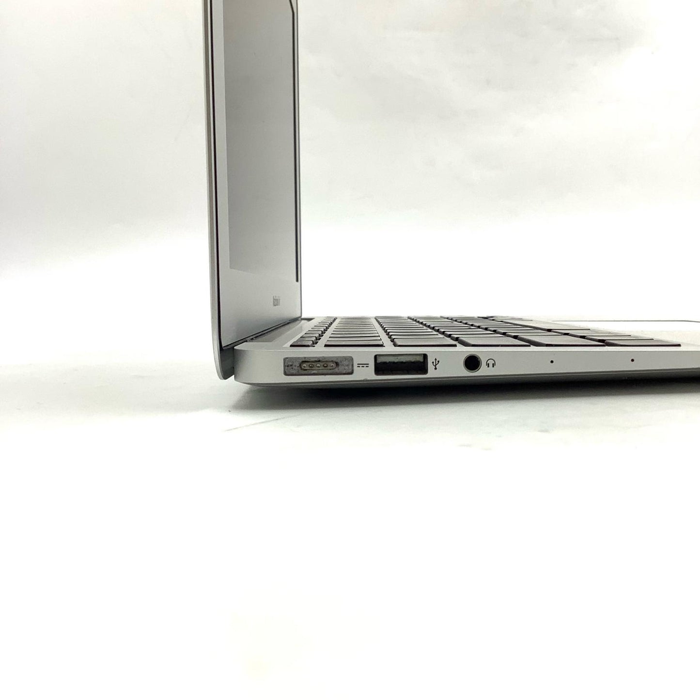 【全額返金保証】【最速発送】Apple MacBook Air 11インチ 2015 intel core i5 4GB 1TB シルバー 92.7% 動作確認済
