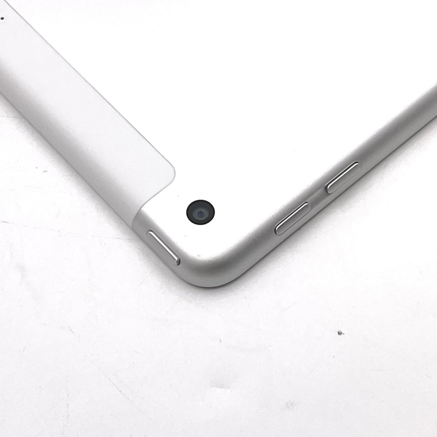 【全額返金保証】【最速発送】Apple iPad iPad 9.7インチ 第5世代 32GB シルバー WiFi+Cellular docomo 白ロム 美品 動作確認済