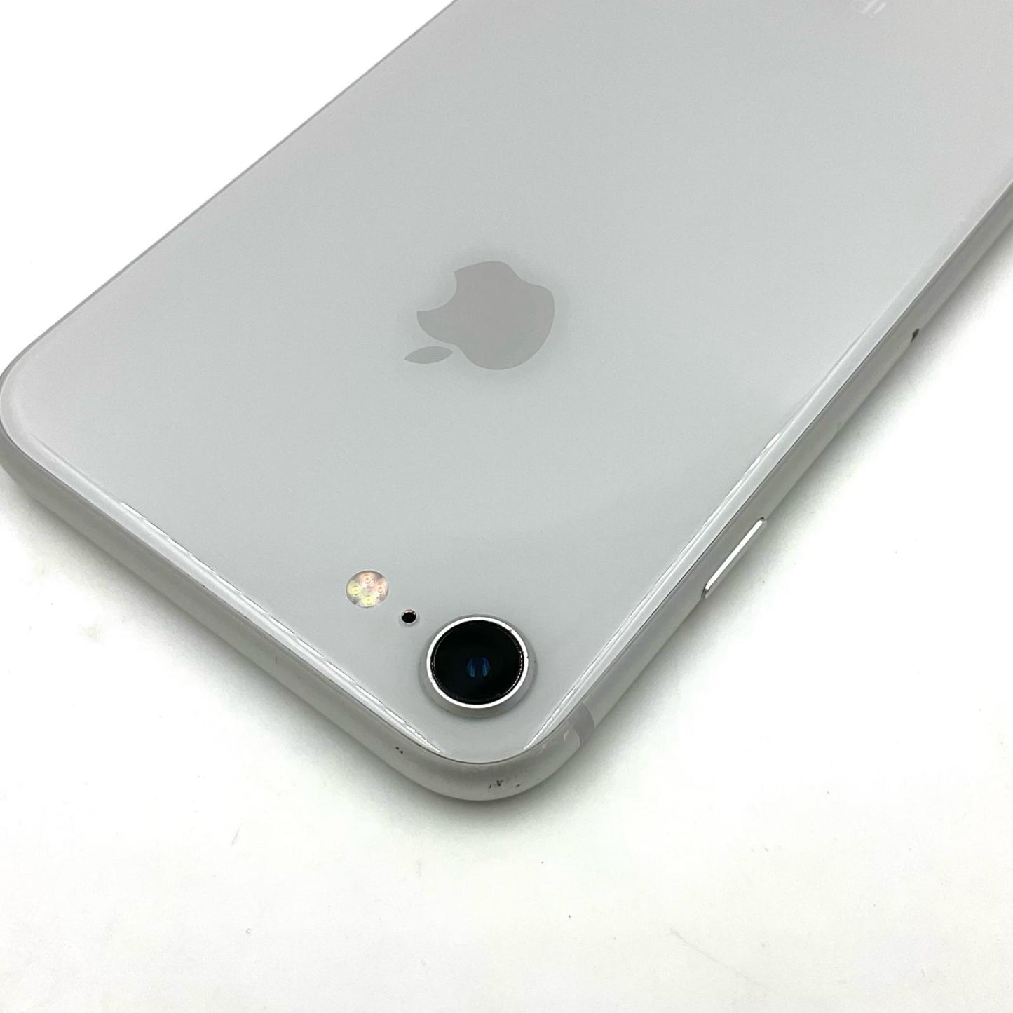 【全額返金保証】【最速発送】Apple iPhone iPhone 8 64GB シルバー docomo 白ロム 動作確認済 79%