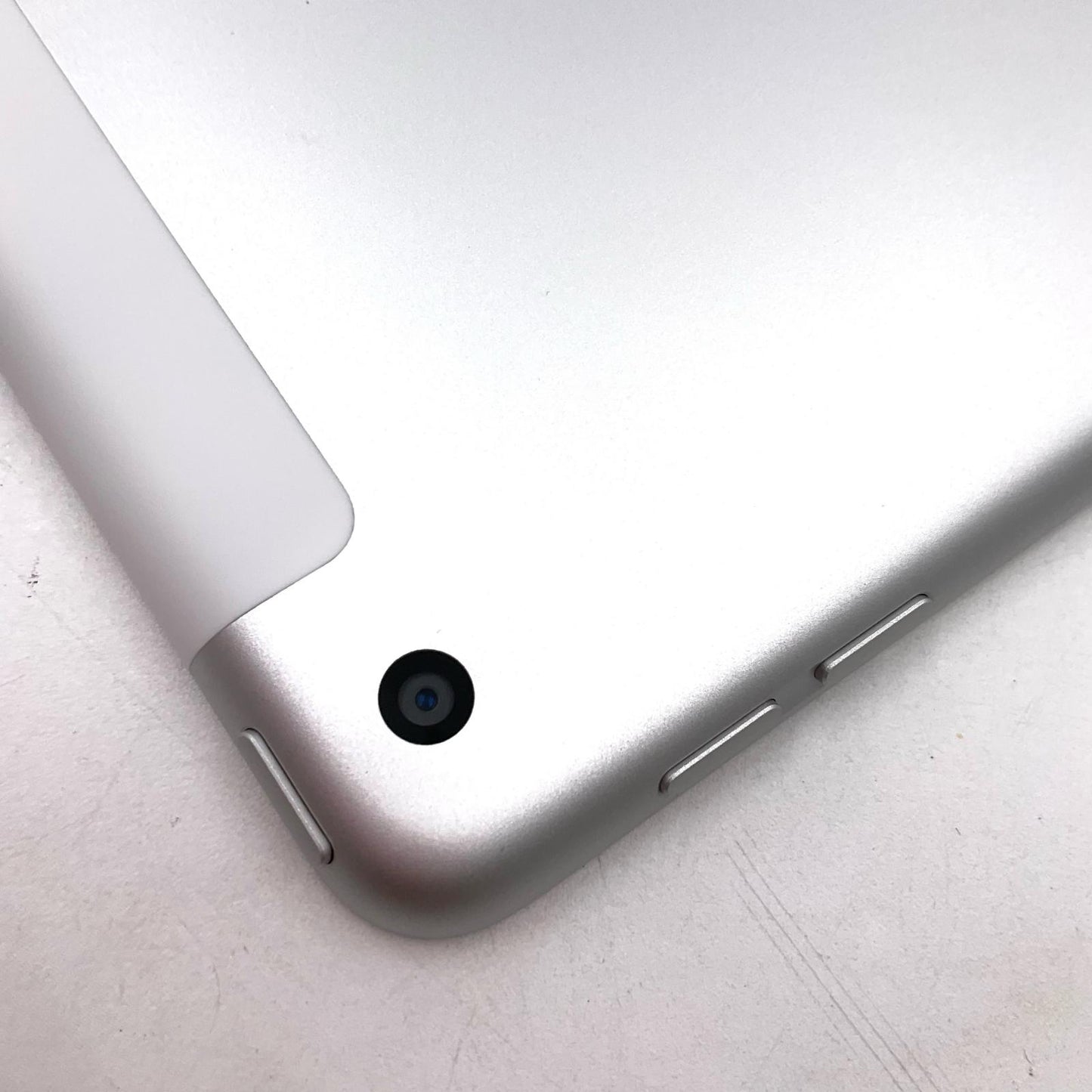 【全額返金保証】【最速発送】Apple iPad iPad 10.2インチ 第9世代 64GB シルバー WiFi+Cellular au SIMフリー 白ロム 動作確認済