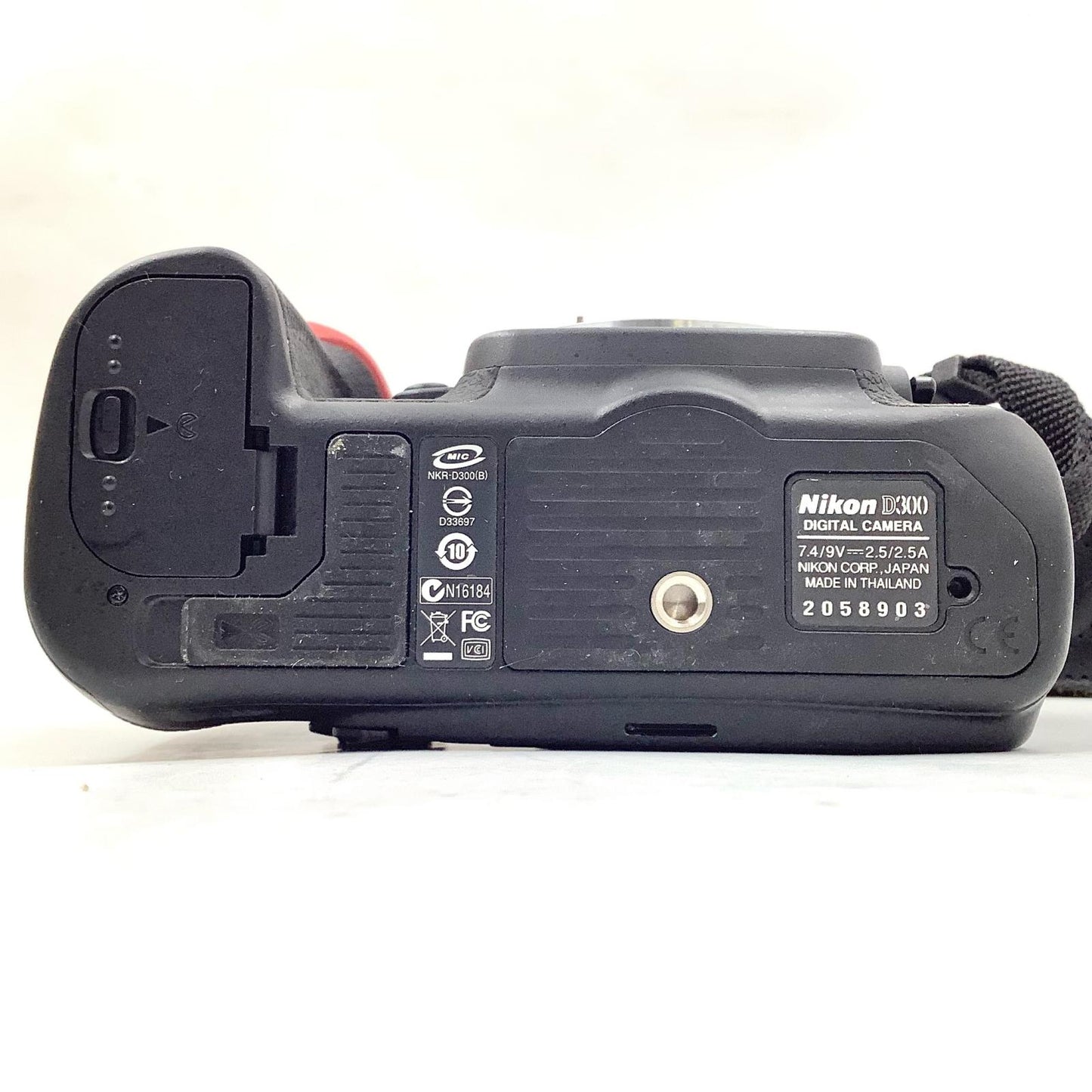 【最速発送】Nikon デジタル一眼 D300 ボディ ブラック【難有】