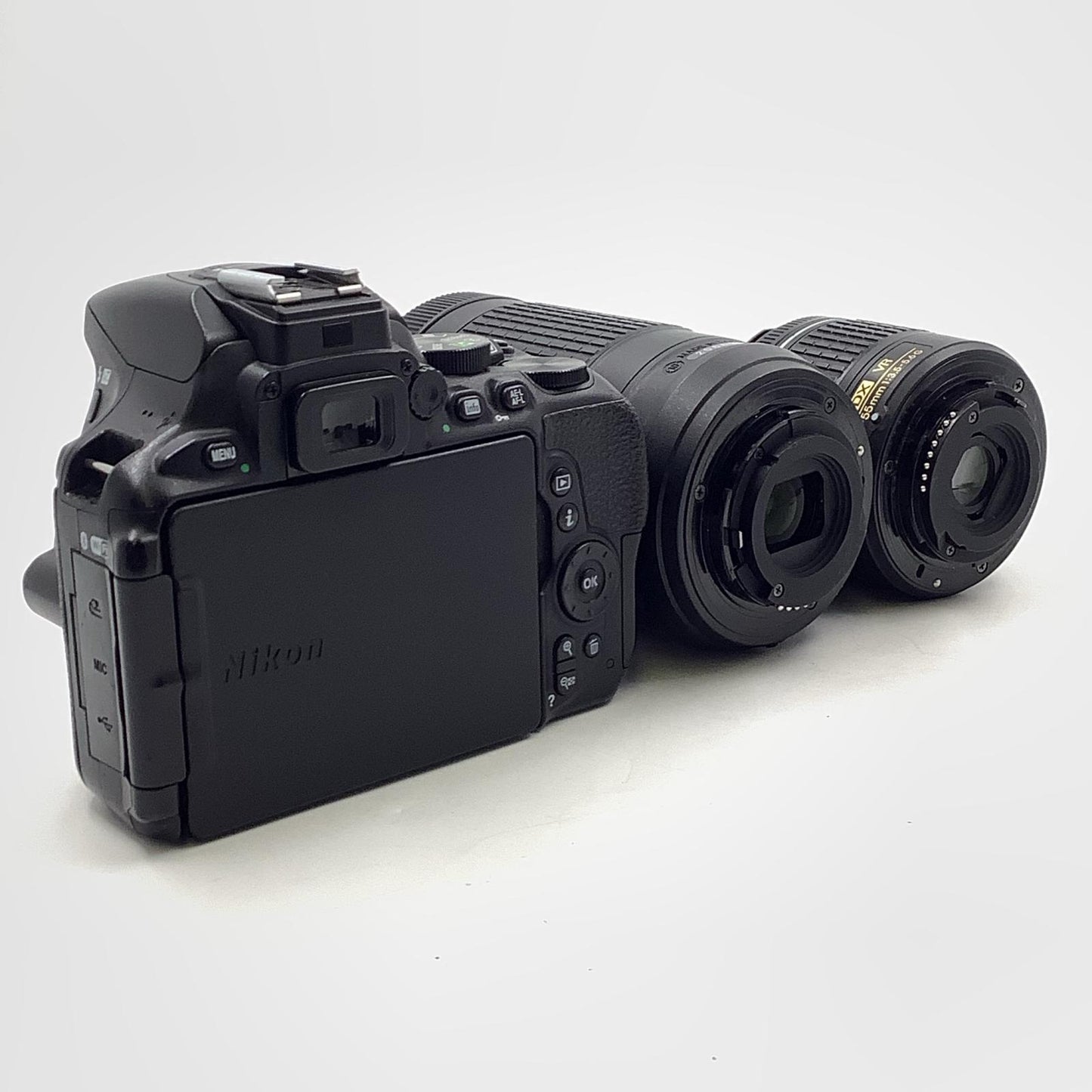 【全額返金保証】【最速発送】Nikon デジタル一眼 D5600 ダブルズームキット ブラック 動作確認済