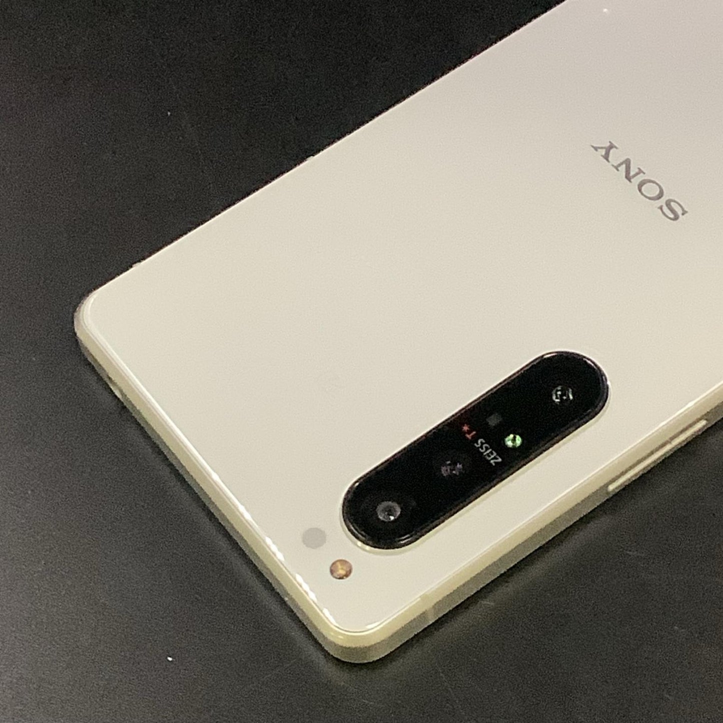 【最速発送】Sony Xperia 1 II 128GB ホワイト docomo SO-51A 白ロム【難有】