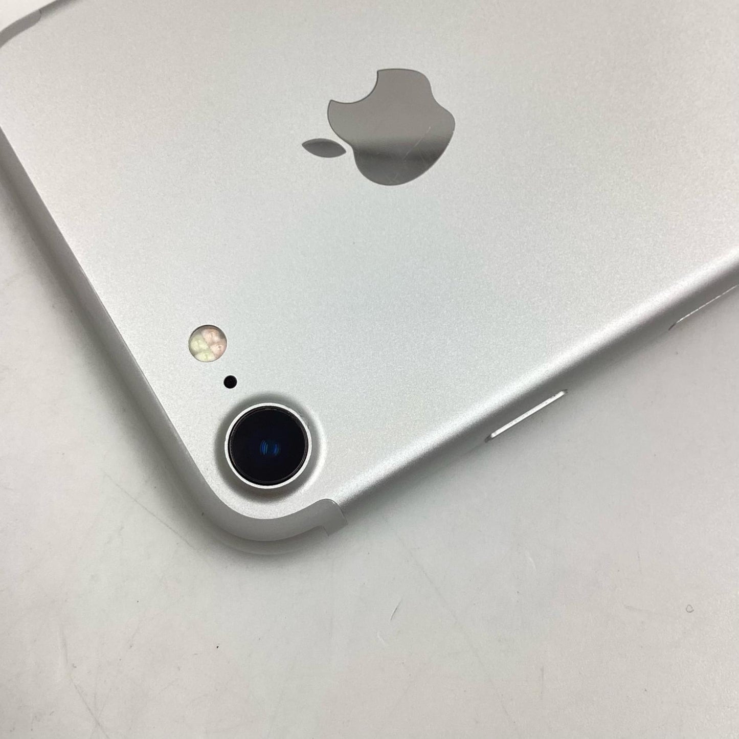 【全額返金保証】【最速発送】Apple iPhone iPhone 7 128GB シルバー 動作確認済 83%