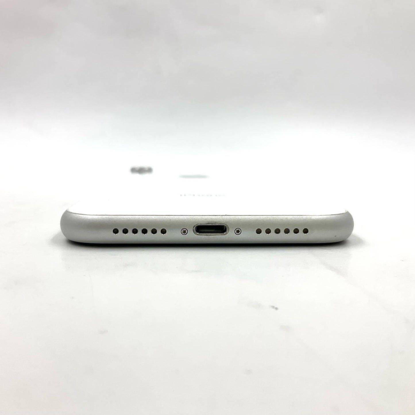 【全額返金保証】【最速発送】Apple iPhone iPhone XR 128GB ホワイト docomo SIMフリー 白ロム 美品 動作確認済 82%