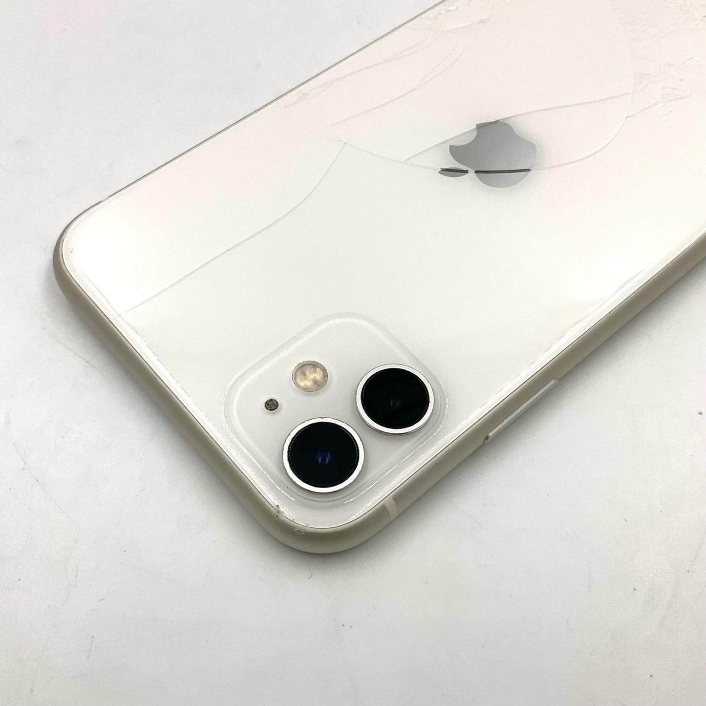 【最速発送】Apple iPhone iPhone 11 64GB ホワイト SIMフリー【難有】 73%
