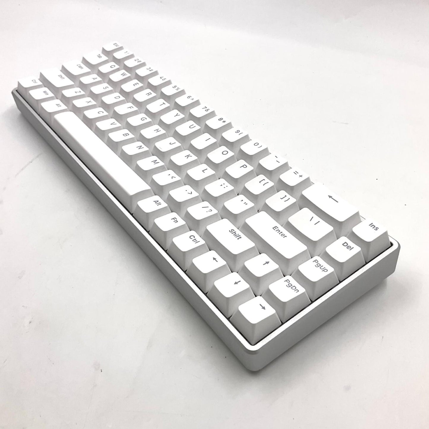 【全額返金保証】【最速発送】VGN ゲーミングキーボードATK 68 White ATK 68 美品 動作確認済