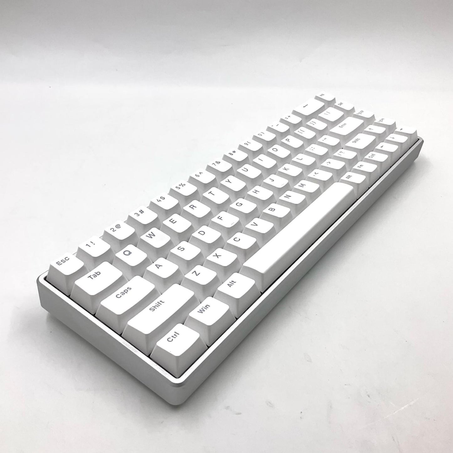 【全額返金保証】【最速発送】VGN ゲーミングキーボードATK 68 White ATK 68 美品 動作確認済