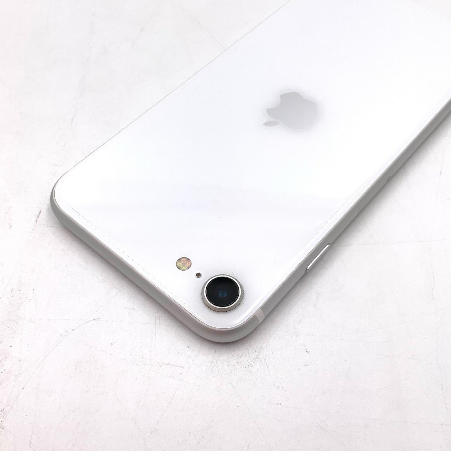 【全額返金保証】【最速発送】Apple iPhone iPhone SE（第2世代） 64GB ホワイト au 白ロム 動作確認済 78%