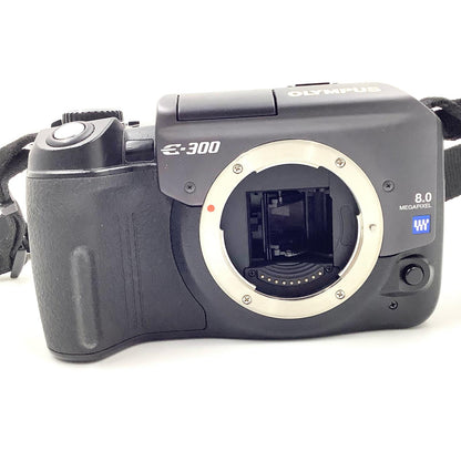 【全額返金保証】【最速発送】OLYMPUS デジタル一眼 E-300 ボディ ブラック 美品 動作確認済